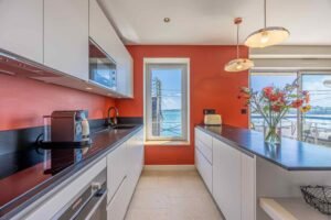 cuisine ouverte spacieuse photographie de prestige pour appartement de luxe sur la Cote d'Emeraude