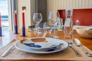 table dressée photographie de prestige pour appartement de luxe sur la Cote d'Emeraude