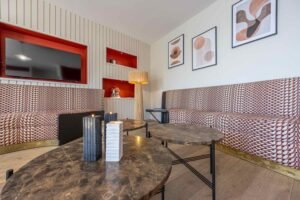 salon hightech photographie de prestige pour appartement de luxe sur la Cote d'Emeraude