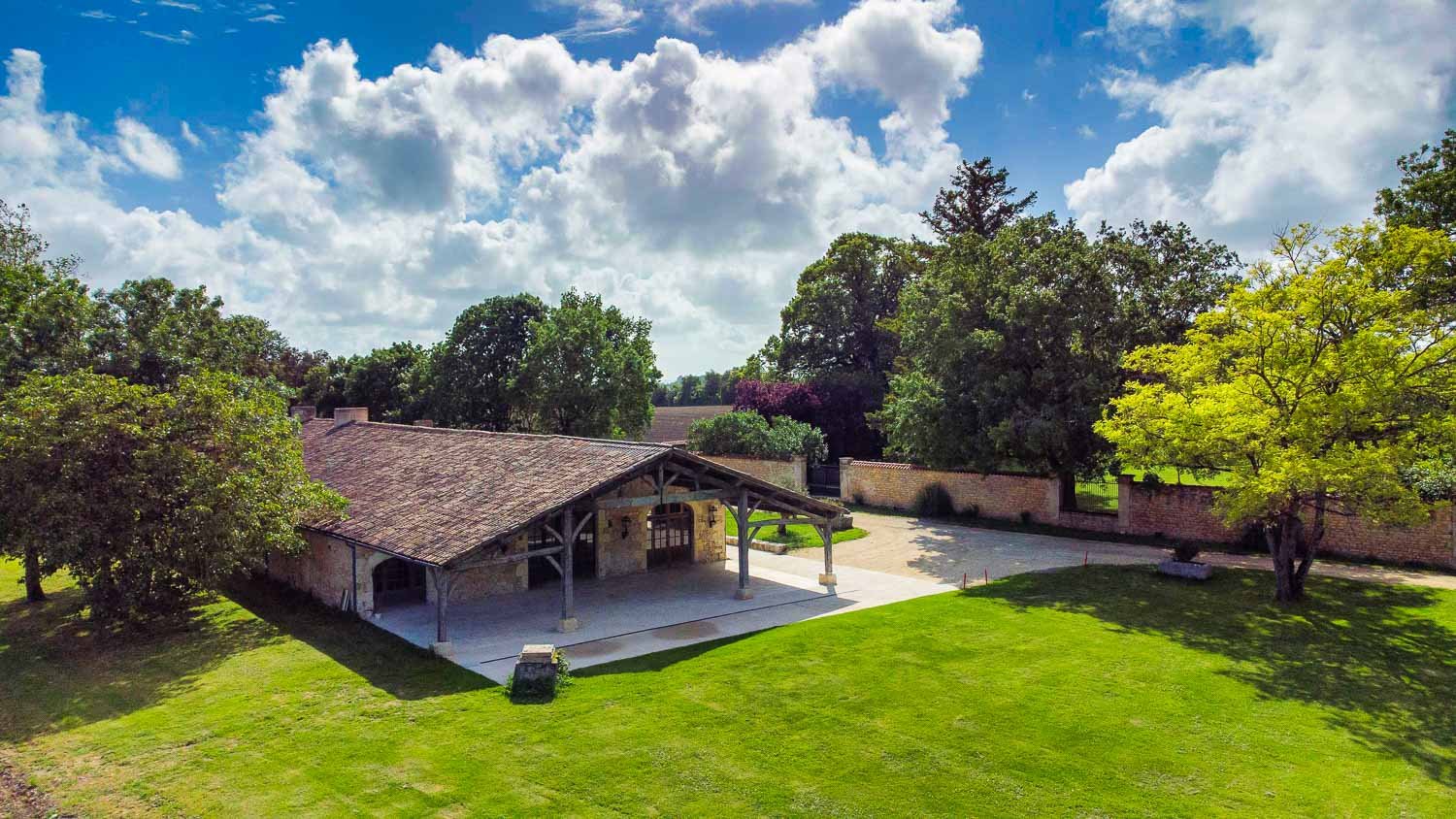 photo aérienne salle de réception Château de Théon